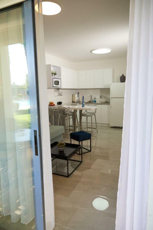 דירת גן פונה לבריכה - Pool Garden View Eilat Apartman Kültér fotó