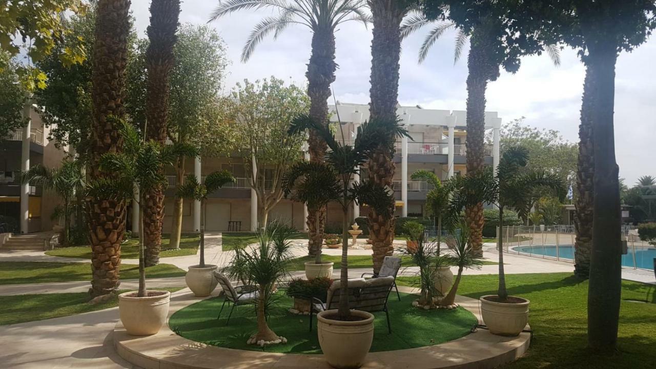 דירת גן פונה לבריכה - Pool Garden View Eilat Apartman Kültér fotó